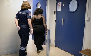 Une femme en provenance de Guyane est emmenée à l'aéroport d'Orly pour vérifier qu'elle ne porte pas de drogue sur elle.