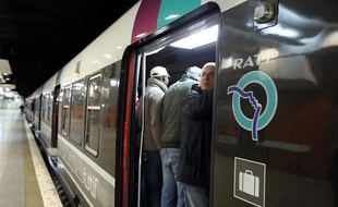 Un train de banlieue bloqué à la gare du Nord, à Paris, le 8 novembre 2012.