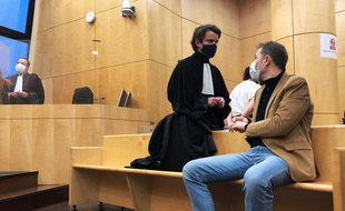 Rachid Hami et son avocat Me Le Mintier dans la salle d'audience du tribunal correctionnel de Rennes lors du procès des militaires de Saint-Cyr.