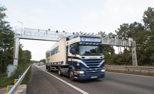 Un camion passe sous un portique ecotaxe sur l'autoroute A62 au sud de Bordeaux, le 29 octobre 2013.