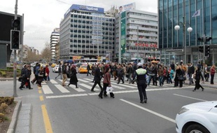 Un policier arrête les voitures après une gigantesque panne d'électricité à Ankara, le 31 mars 2015