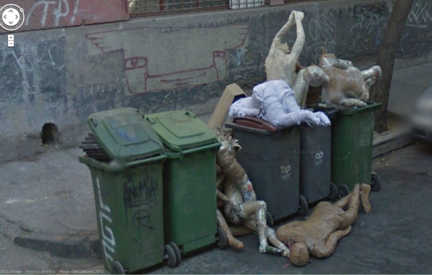 Dans une photo prise par Google Street View en 2012 au Chili, des mannequins abandonnés dans des poubelles ont déchaîné les internautes 