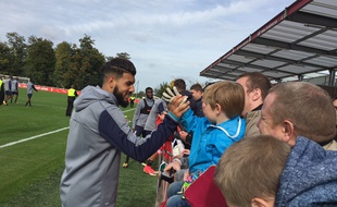 Farès Bahlouli salue un jeune supporter