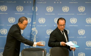 Le président français François Hollande (d) et le secrétaire général des Nations unies Ban Ki-moon, le 27 septembre 2015 à New York