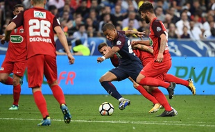 Mbappé tente de résister aux défenseurs des Herbiers