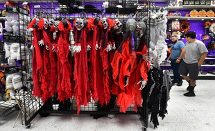 Les magasins de déguisement remplissent leurs stocks en prévision d'Halloween