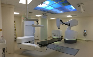 Le robot cyberknife permet de réaliser une radiothérapie de haute précision.