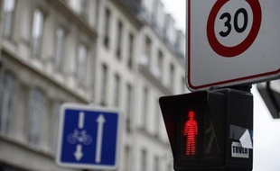 La pollution de l'air ôterait 8 mois de vie à chaque Parisien: des médecins de la capitale, constatant "au quotidien" dans leur cabinet la hausse de toux chroniques ou d'asthme, ont lancé un "appel" pour refuser "l'indifférence face à cette atteinte à la santé de nos patients".