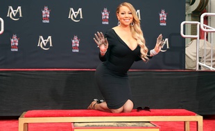 La chanteuse Mariah Carey laissant ses empreintes devant le TLC Chinese Theater de Hollywood