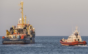 L'une des capitaines du Sea Watch 3 a annoncé refuser la distinction de la Ville de Paris pour son action en Méditerranée par désaccord avec la politique migratoire menée.
