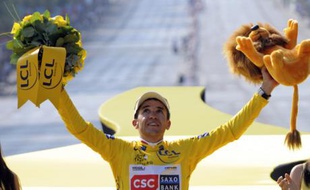 Carlos Sastre, le coureur cycliste de l'équipe CSC, vainqueur du Tour de France 2008, ici avec son maillot jaune sur le podium du Tour sur les Champs Elysées, le 27 juillet 2008.