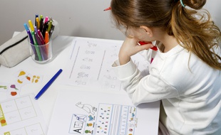 Une élève travaillant à la maison suite a la fermeture des écoles dans l'Oise, à cause du coronavirus