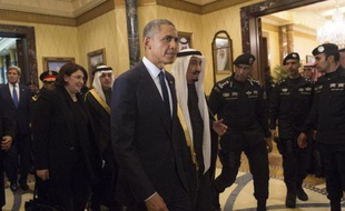 Le président américain Barack Obama (c) marche au côté du roi Salmane d'Arabie saoudite à Ryad, le 27 janvier 2015