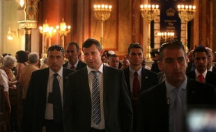 Le ministre israélien du Tourisme, Stas Meseznikov, a rencontré lundi le chef du gouvernement bulgare, Boïko Borissov, et s'est rendu à la Grande Synagogue de Sofia pour un hommage aux six morts, cinq touristes israéliens et un Bulgare, tués le 18 juillet dans un attentat anti-israélien à l'aéroport de Bourgas, au bord de la mer Noire.