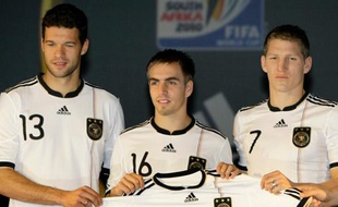 De gauche à droite: Michael Ballack, Philip Lahm et Bastian Schweinsteiger présentent leur maillot de la Coupe du Monde, le 10 novembre 2009