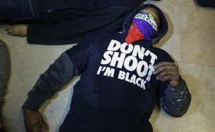 Un manifestant porte un t-shirt où il est écrit "Ne tirez pas, je suis noir", lors d'un rassemblement contre les bavures policières dans la gare centrale de New York, le 6 décembre 2014