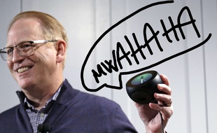 David Limp, vice-président d'Amazon, montre un Amazon Echo Spot, qui permet d'utiliser Alexa, à Seattle le 27 septembre 2017.
