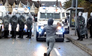 Un jeune militant nationaliste irlandais à Belfast face à la Police