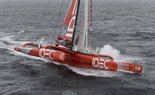 Le maxi-trimaran IDEC Sport de Françis Joyon, ici à l'orée de la Route du Rhum 2014.