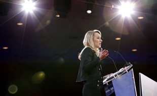 Marion Maréchal dans la lumière. 