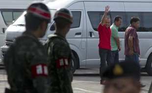 Le leader du mouvement des Chemises rouges, Natthawut Saikua lève le bras à sa sortie du site militaire où il était détenu, le 28 mai 2014 à Bangkok