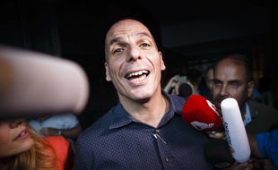 Yanis Varoufakis, le ministre grec des Finances, à la sortie de son bureau, à Athènes (Grèce), le 1er juillet 2015.
