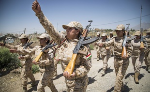 Des femmes du 2nd Bataillon, composé de 550 éléments kurdes exclusivement féminins, s'entraînent à Sulaymaniyah, en Irak, le 29 juillet 2014.