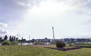 La passerelle des Deux-Rives traverse le Rhin entre Strasbourg et Kehl au niveau du parc des Deux-Rives.