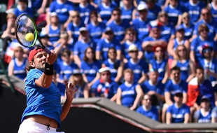 Lucas Pouille et les supporter français à Gênes en Coupe Davis.