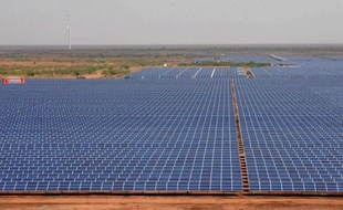 Le Premier ministre en Inde, Manmohan Singh, a exhorté mercredi les grands groupes mondiaux à faire de ce pays émergent la plaque tournante de l'énergie solaire, un moyen pour le pays de compenser sa problématique pénurie en ressources énergétiques.