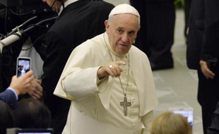 Le pape François salue la foule en arrivant à une audience, le 8 mai 2015 au Vatican