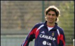 Le défenseur Julien Escudé et le milieu de terrain Jérémy Toulalan font partie de la liste des 20 joueurs retenus, jeudi, par le sélectionneur de l'équipe de France de football Raymond Domenech pour les deux matches de qualification à l'Euro-2008 face à l'Ecosse et les îles Féroé, les 7 et 11 octobre.