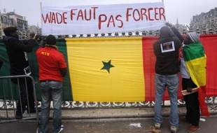 Ils sont coiffeurs, restaurateurs ou financiers: à des milliers de kilomètres de leur pays natal, des Sénégalais vivant à Paris scrutent avec inquiétude la situation politique à Dakar, redoutant des violences à la veille du scrutin controversé de dimanche.