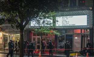 La police interrogeait mercredi l'auteur présumé de la fusillade qui a fait un mort et un blessé grave près de la salle où le Parti Québécois célébrait sa victoire électorale, un sexagénaire qui a crié "Les Anglais se réveillent" au moment de son arrestation.