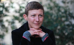 Marie Bové dans le jardin du grand théâtre de Bordeaux le 21 octobre 2009.
