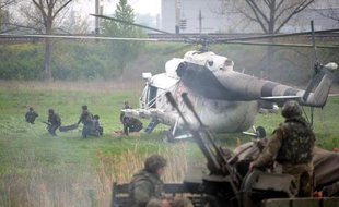 Les soldats ukrainiens à l'attaque d'un poste de contrôle des rebelles pro-russes le 2 mai 2014 à Andreevka près de Slavyansk