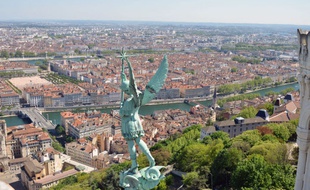 Pendant que les cloches des églises résonneront à 19h30, les Lyonnais sont invités à mettre des lumignons sur leurs fenêtres à la même heure pour remercier le personnel soignant.