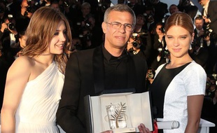 Le réalisateur Abdellatif Kechiche (au centre) avec sa Palme d'or et les deux actrices de «La vie d'Adèle», Adèle Exarchopoulos (à gauche) et Léa Seydoux (à droite), à Cannes en 2013.