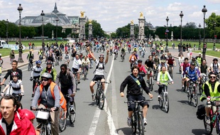 Des cyclistes sur le pont des Invalides à Paris.