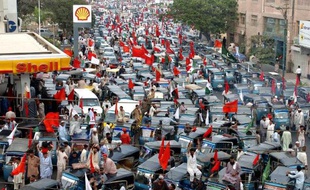 Des rickshaws dans une rue de Karachi, au Pakistan
