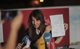 L'épouse de l'homme d'affaires emprisonné Nabil Karoui montre à la presse une lettre de son mari où il salue «un jour exceptionnel pour la démocratie et pour l'histoire du pays», à Tunis le 15 septembre 2019.