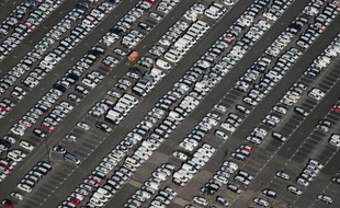 Des voitures neuves sur un parking à Essen, dans l'ouest de l'Allemagne