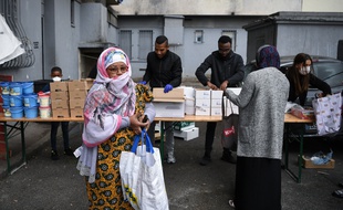 Une habitante du quartier défavorisé Maison Blanche à Marseille participe à une distribution de nourriture pendant le confinement