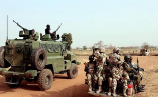 Des soldats nigérians le 5 mars 2015 à Chibok dans le nord-est du Nigeria