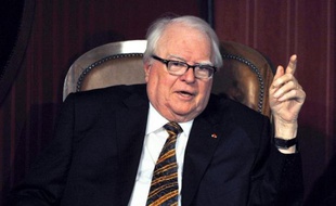 Pierre Mauroy a été opéré jeudi au poumon, à la suite de la découverte d'une "tumeur cancéreuse bien localisée", a précisé vendredi un membre de l'entourage de l'ancien Premier ministre socialiste, ajoutant toutefois que "les nouvelles sont aujourd'hui rassurantes".