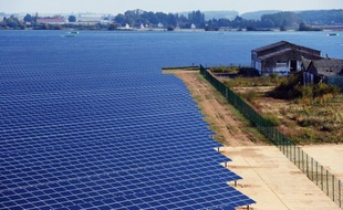 Economiste et spécialiste du développement durable, Laurence Tubiana estime qu'une "révolution industrielle se prépare". "Les deux tiers de notre consommation d'énergie finale sont encore d'origine fossile", rappelle-t-elle alors que la facture énergétique a pesé à hauteur de 60 milliards dans le déficit commercial en 2011.
