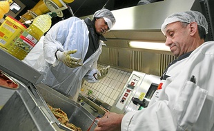 La chef Natacha Augustin prépare son poulet haïtien en version XXL.