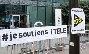 Devant le siège d'iTélé à Boulogne-Billancourt (Hauts-de-Seine), le 25 octobre 2016.