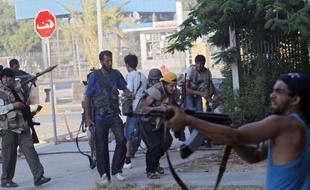 Des rebelles libyens dans les rues du quartier d'Abu Salim à Tripoli le 25 août 2011.