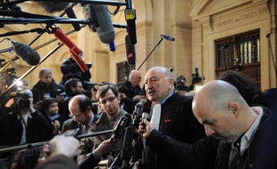 Georges Kiejman interrogé à l'issue de la première journée d'audience du procès de Jacques Chirac, son client, dans l'affaire des emplois fictifs, le 7 mars 2011 au palais de justice de Paris.
